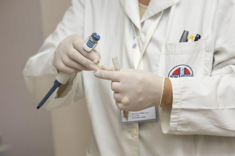 La Commission Médicale Vérifie Les Résultats Auprès Des Laboratoires