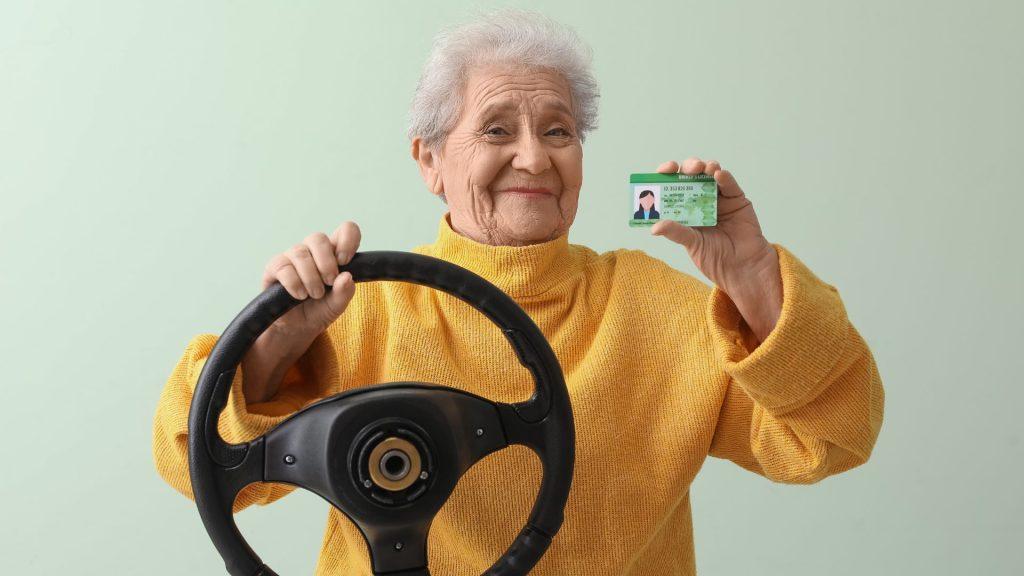 Femme qui tient son volant et son annulation de permis de conduire