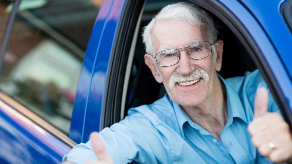 Senior en leçon de conduite pour repasser le permis à 60 ans.