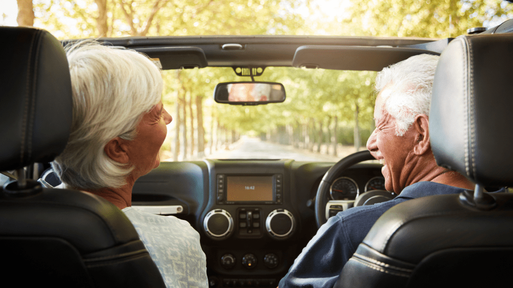 Femme et Homme senior au volant Validité Permis de Conduire