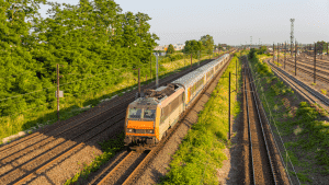 Train de la RATP roulant sur les rails, symbolisant la rigueur et la précision nécessaires pour réussir les tests psychotechniques requis pour les conducteurs.