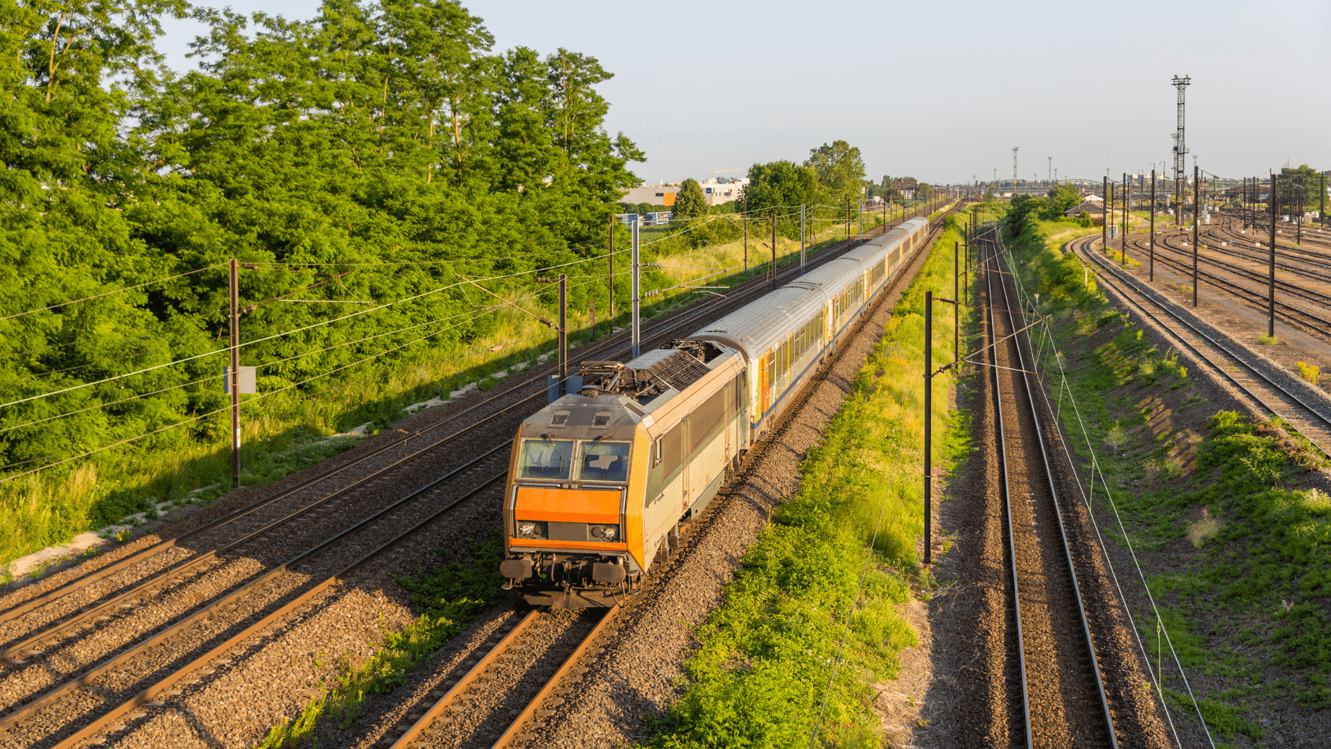Train de la RATP roulant sur les rails, symbolisant la rigueur et la précision nécessaires pour réussir les tests psychotechniques requis pour les conducteurs.