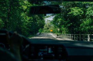 Vue conducteur sur une route de campagne